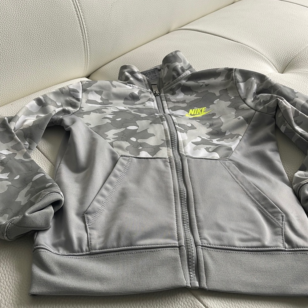 Nike gray and white tracksuit. For ages 4 and 5.